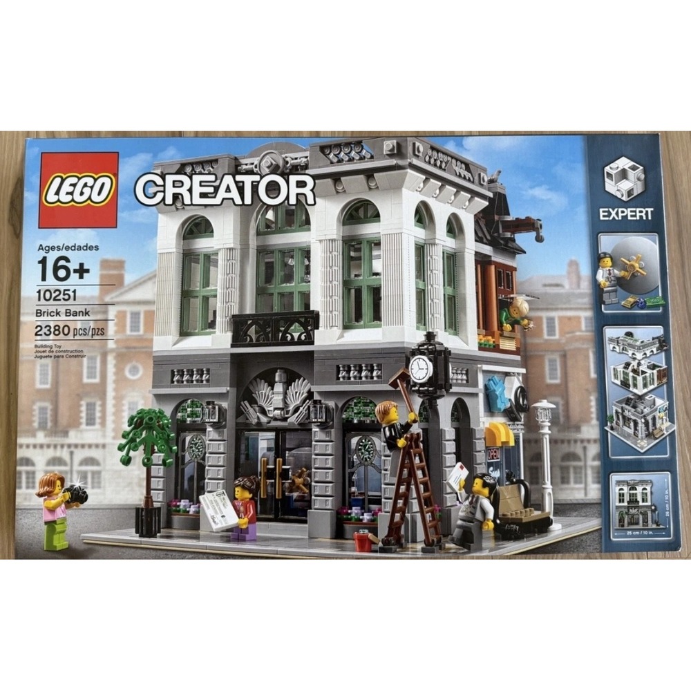 New Lego 10251 Brick Bank Creator Retired 2017 2380 pcs Light box wear